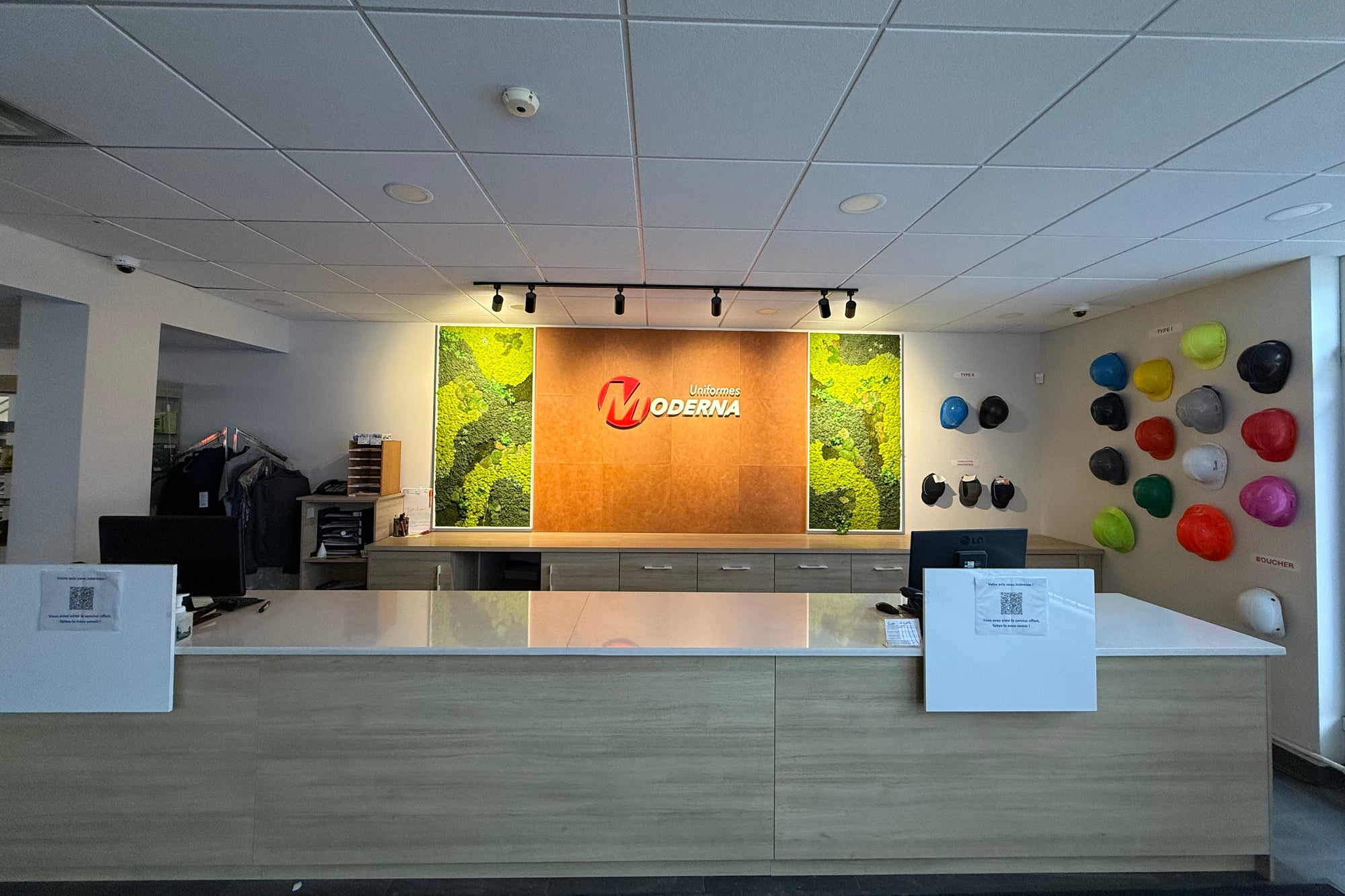 Uniformes Moderna Showroom Counter